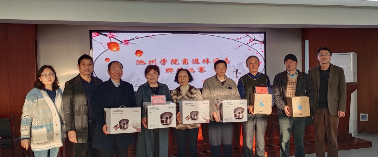 一群人站在一起描述已自动生成