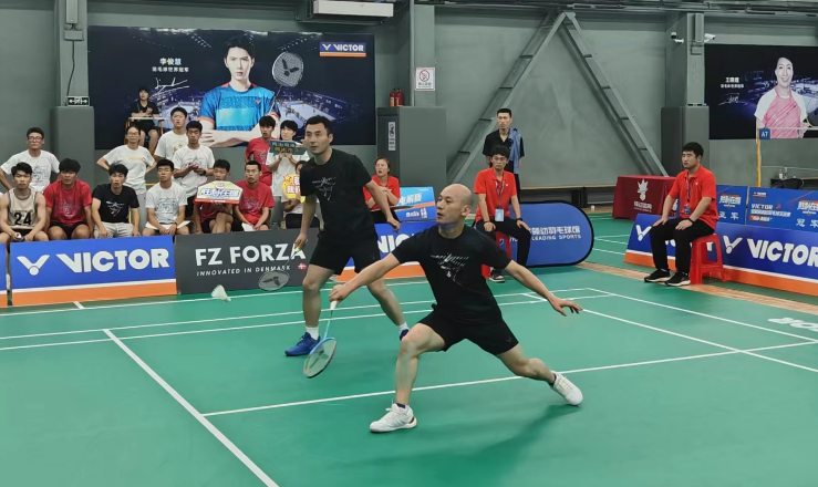 穿蓝色衣服的人在球场上打球中度可信度描述已自动生成